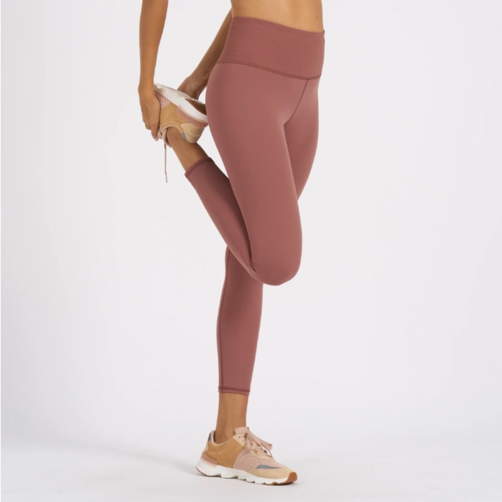Vuori Women's Leggings in Mauve